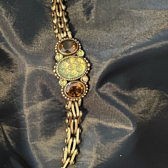 Elegant carved gemstone bracelet with brass links and toggle close - Picture 3 of 6